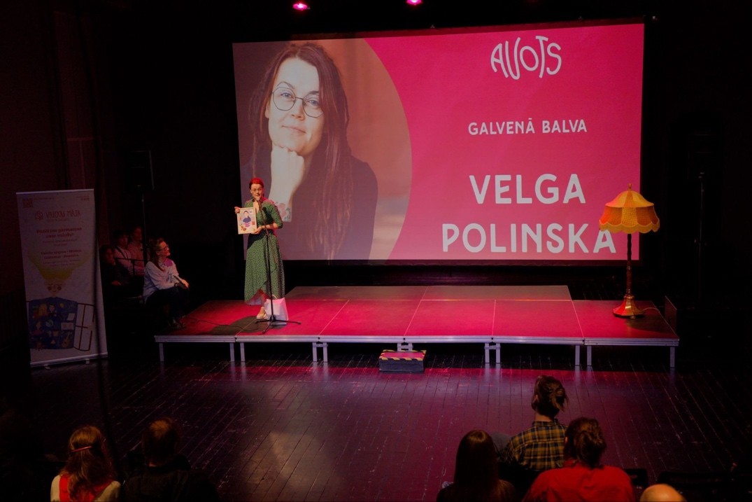 Valodu festivāla «Avots» balvu saņēmusi vieglās valodas aktīviste Velga Polinska